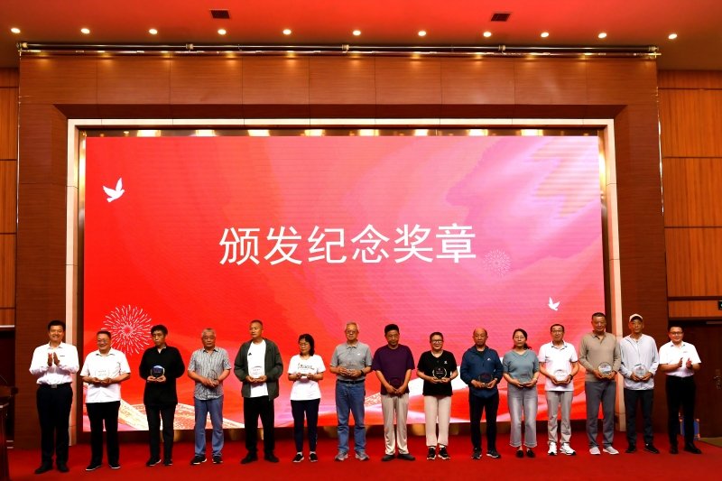 各单位教师代表及新入职教师齐聚一堂