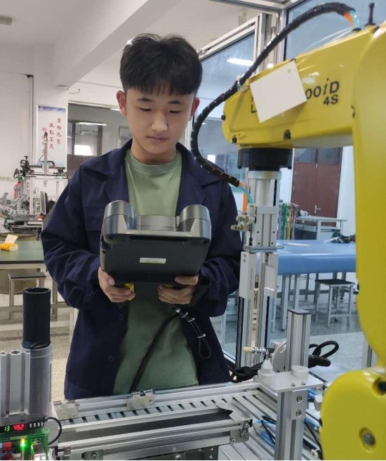 为深入弘扬五四精神